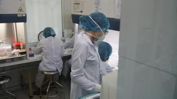 Ông Nguyễn Phúc Thiện, cán bộ CDC Hải Dương cho biết, 3 ngày nay tần suất liên tục tăng từ 700 mẫu lên đến hơn 1000 mẫu và phấn đấu lên đến 3000 mẫu/ngày.