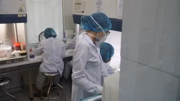 Ông Nguyễn Phúc Thiện, cán bộ CDC Hải Dương cho biết, 3 ngày nay tần suất liên tục tăng từ 700 mẫu lên đến hơn 1000 mẫu và phấn đấu lên đến 3000 mẫu/ngày.