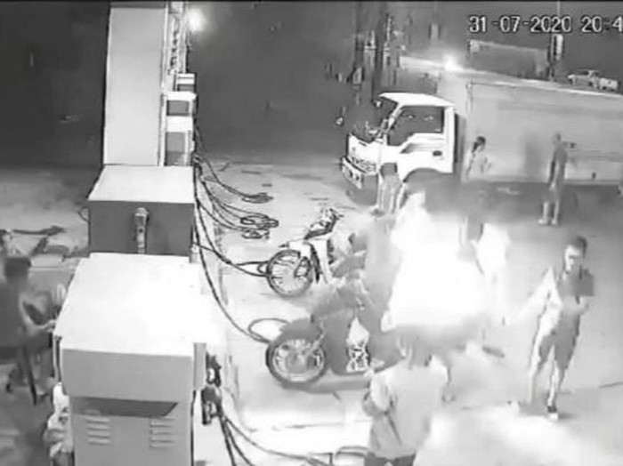 Nhom thanh nien hut thuoc gay chay tai cay xang Me Linh: Can xu ly hinh su