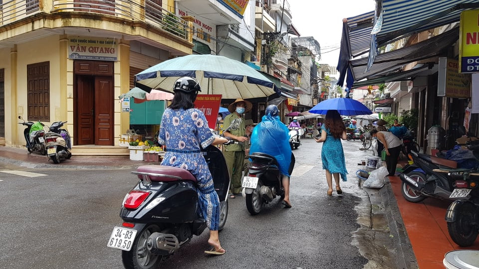TP Hai Duong ngay dau cach ly xa hoi phong dich COVID-19-Hinh-10