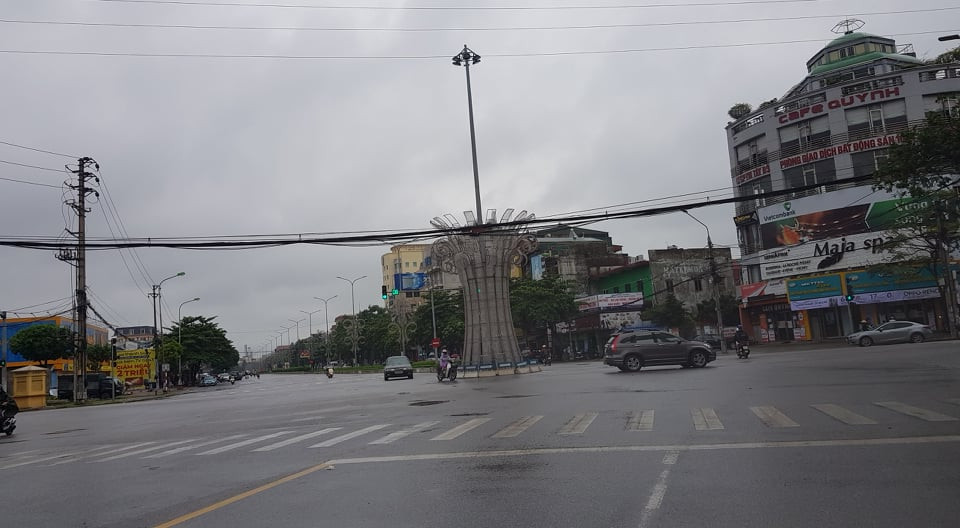 Không chỉ về đêm, ban ngày đường phố cũng thưa thớt người, phương tiện đi lại.