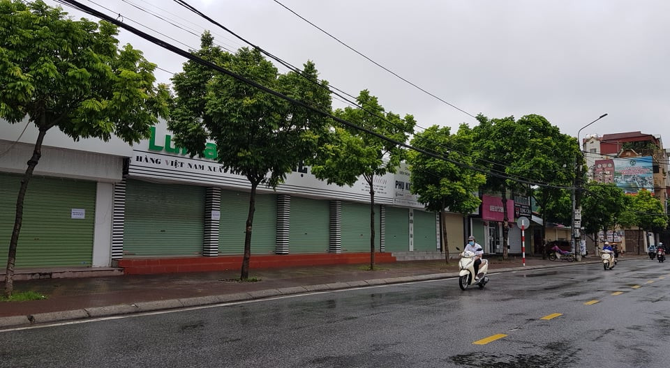 Hàng quán đóng cửa cũng là nguyên nhân ít người ra đường.