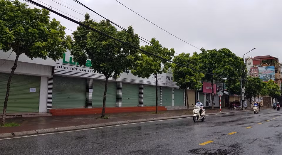 Hàng quán đóng cửa cũng là nguyên nhân ít người ra đường.