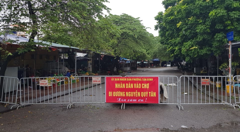 Chợ Tân Kim cũng vắng như tờ. &gt;&gt;&gt; Mời độc giả xem thêm video Ứng dụng Bluezone: “Radar” truy vết ca mắc Covid-19. Nguồn: VTC Now