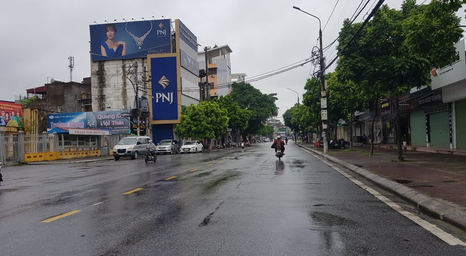 Người dân ra ngoài đường chỉ khi có việc rất cần thiết.
