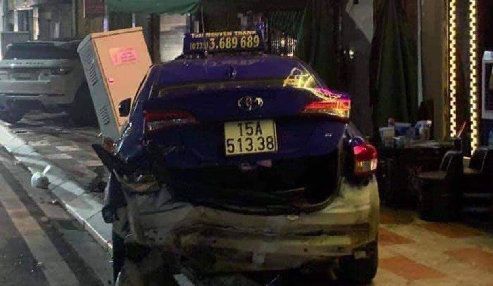 Trao đổi với báo chí, lãnh đạo Công an quận Hồng Bàng cho biết, ngay sau khi xảy ra sự việc, lực lượng Công an quận Hồng Bàng đã có mặt điều tra nguyên nhân vụ tai nạn và đưa người bị nạn đi cấp cứu, vụ tai nạn đã khiến một phụ nữ thiệt mạng. Về nguyên nhân vụ tan nạn, Công an quận Hồng Bàng sẽ thông tin khi có kết quả điều tra chính thức. &gt;&gt;&gt; Mời quý độc giả theo dõi video: 80% tai nạn giao thông bị chấn thương sọ não. Nguồn: VTC 14 