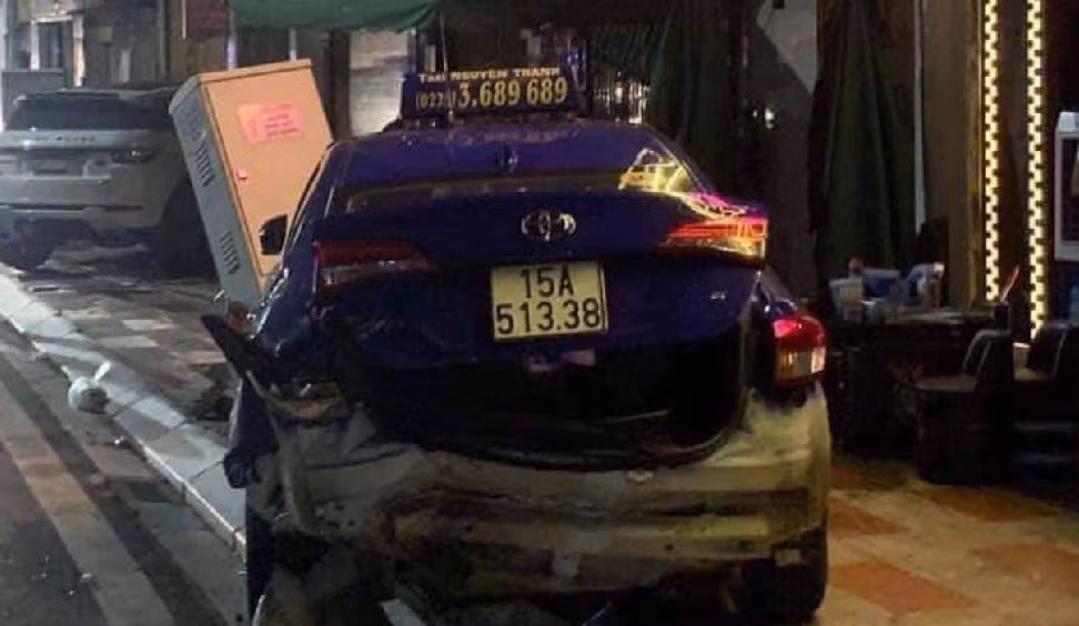 Trao đổi với báo chí, lãnh đạo Công an quận Hồng Bàng cho biết, ngay sau khi xảy ra sự việc, lực lượng Công an quận Hồng Bàng đã có mặt điều tra nguyên nhân vụ tai nạn và đưa người bị nạn đi cấp cứu, vụ tai nạn đã khiến một phụ nữ thiệt mạng. Về nguyên nhân vụ tan nạn, Công an quận Hồng Bàng sẽ thông tin khi có kết quả điều tra chính thức. >>> Mời quý độc giả theo dõi video: 80% tai nạn giao thông bị chấn thương sọ não. Nguồn: VTC 14 