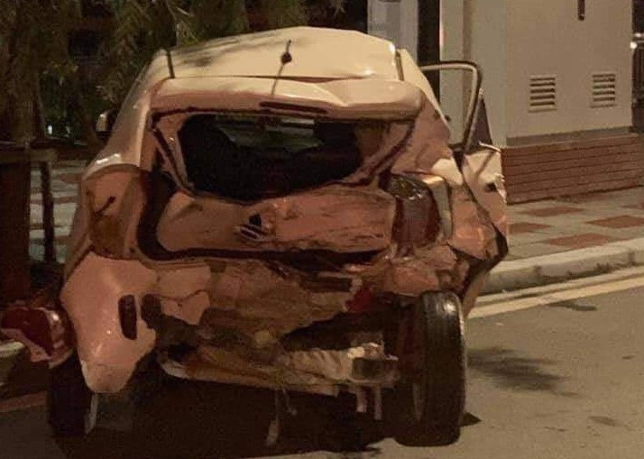 Bị tông với lực mạnh, xe bán tải bán tải lao lên phía trước đâm vào ôtô hiệu Kia Van và một chiếc taxi. 