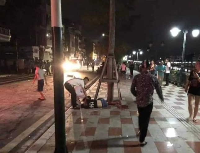 Vụ tai nạn khiến chị Thảo Tử vong tại chỗ, nam thanh niên 22 tuổi gãy chân. Tại hiện trường, 4 phương tiện hư hỏng nặng.