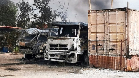 Hai Phong: Xe bon boc chay du doi trong kho che bien dau thai-Hinh-4