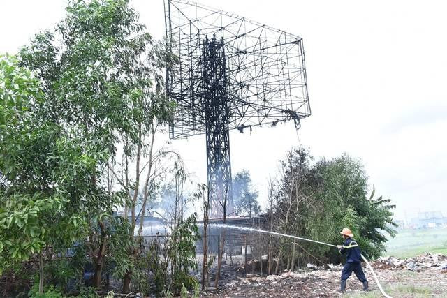 Hai Phong: Xe bon boc chay du doi trong kho che bien dau thai-Hinh-3