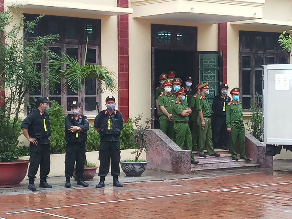 Khoảng gần 100 cán bộ, chiến sĩ công an được huy động để đảm bảo an ninh, trật tự tại phiên tòa.