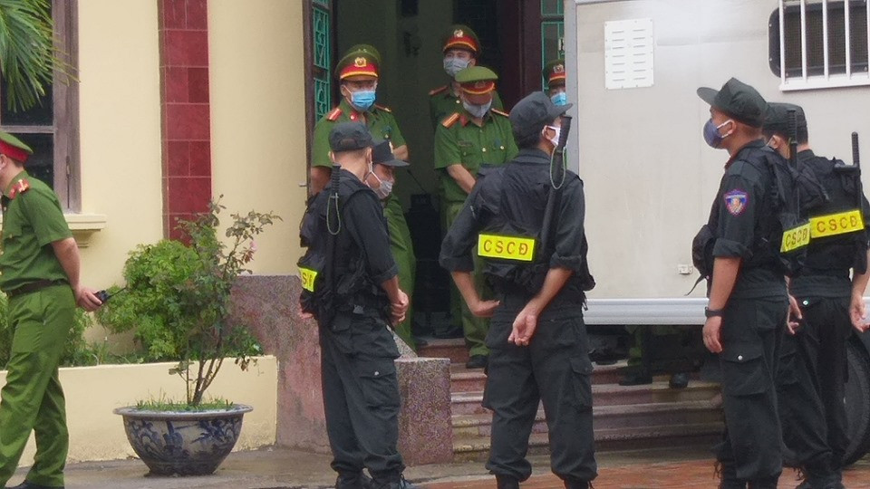 Lực lượng cơ động được huy động đến bảo vệ phiên xét xử.