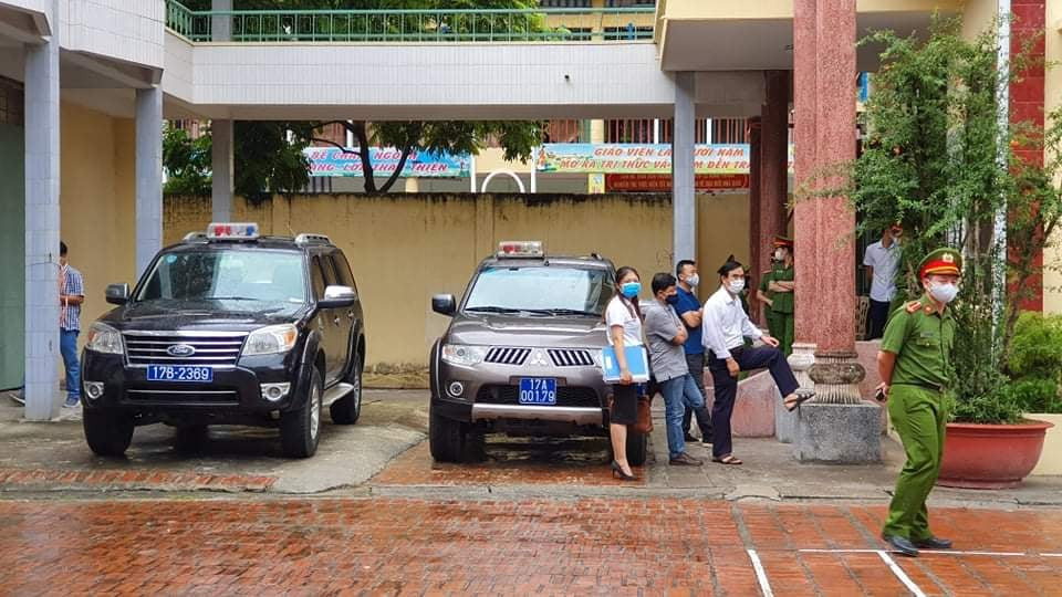 Thời điểm phiên tòa chưa diễn ra, mọi người có mặt phiên tòa đều đứng giãn cách phòng dịch COVID-19.