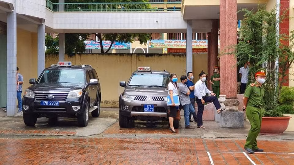 Thời điểm phiên tòa chưa diễn ra, mọi người có mặt phiên tòa đều đứng giãn cách phòng dịch COVID-19.