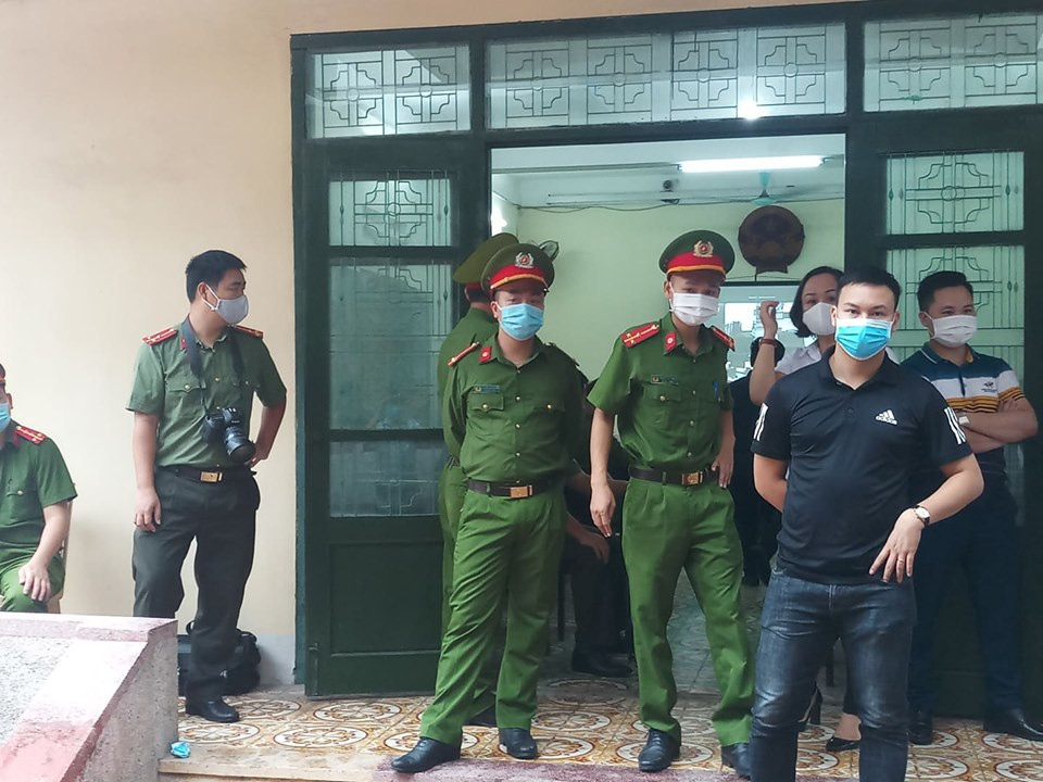 Những người tham dự phiên tòa đều phải đo thân nhiệt, sát khuẩn tay và đeo khẩu trang.