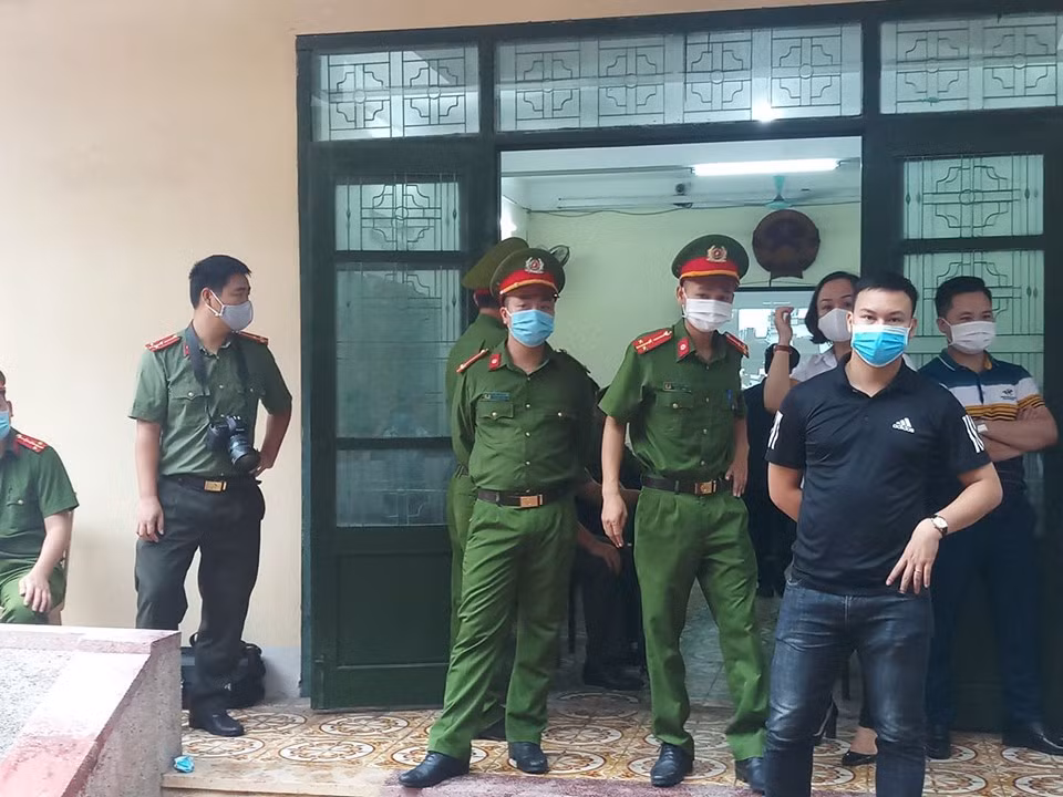 Những người tham dự phiên tòa đều phải đo thân nhiệt, sát khuẩn tay và đeo khẩu trang.