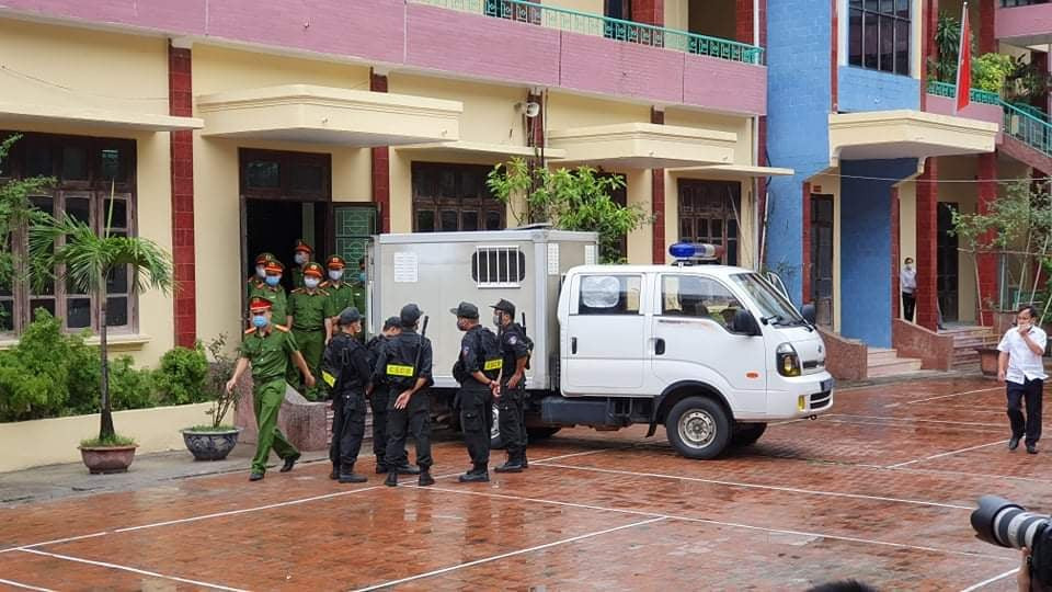 Khoảng 7h30 phút, xe chuyên dụng của lực lượng công an đưa bị cáo Nguyễn Xuân Đường tới trụ sở TAND TP Thái Bình.