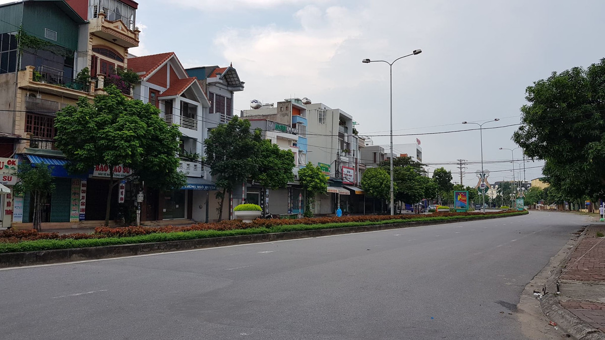 Người dân khu phố Ngô Quyền chấp hành nghiêm các quy định cách ly phòng chống dịch bệnh.