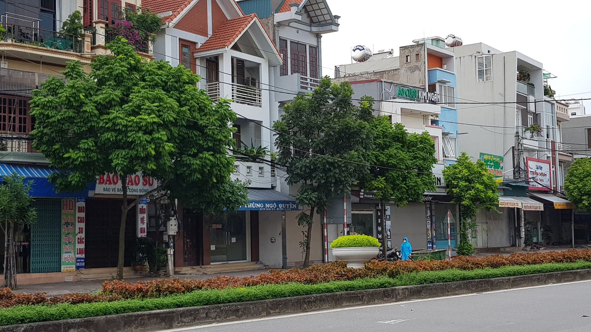 Đường phố chỉ còn cán bộ y tế qua lại.