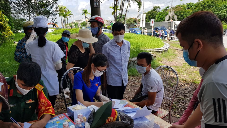 Khong khai bao y te, tron cach ly: Dung do moi no luc “xuong song, xuong bien