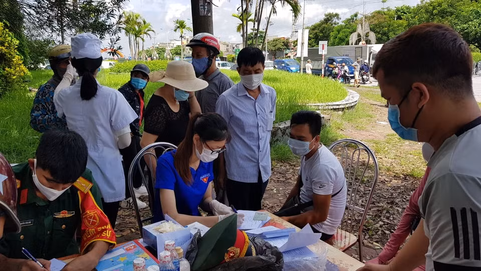 Khong khai bao y te, tron cach ly: Dung do moi no luc “xuong song, xuong bien