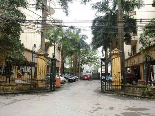 Tuy nhiên, sau khi dư luận có một số ý kiến, gia đình bà Mai đã liên hệ với đại diện Cục Quản lý nhà và thị trường bất động sản, Bộ Xây dựng để trả lại căn hộ. Hiện Bộ Xây dựng đang sắp xếp để kiểm kê, thực hiện các thủ tục tiếp nhận lại nhà công vụ theo quy định. Đáng chú ý, tại khu nhà công vụ Hoàng Cầu, hiện còn nhiều gia đình các cựu quan chức chưa trả lại nhà công vụ theo quy định. Ảnh: Vietnamnet