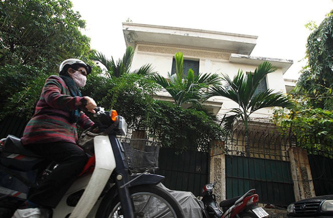 Sau khi hết hạn hợp đồng, UBND TP Hà Nội có chỉ đạo các cơ quan của thành phố bố trí nhà ở để thu hồi biệt thự 12 Nguyễn Chế Nghĩa, tuy nhiên phải sau 8 năm "ồn ào”, cuối năm 2014, ông Hoàng Văn Nghiên mới chính thức trả lại cho thành phố Hà Nội. Ảnh: Báo Giao thông. Clip Vì sao cựu quan chức "chây ì" không trả nhà công vụ?. Nguồn: VTC Now