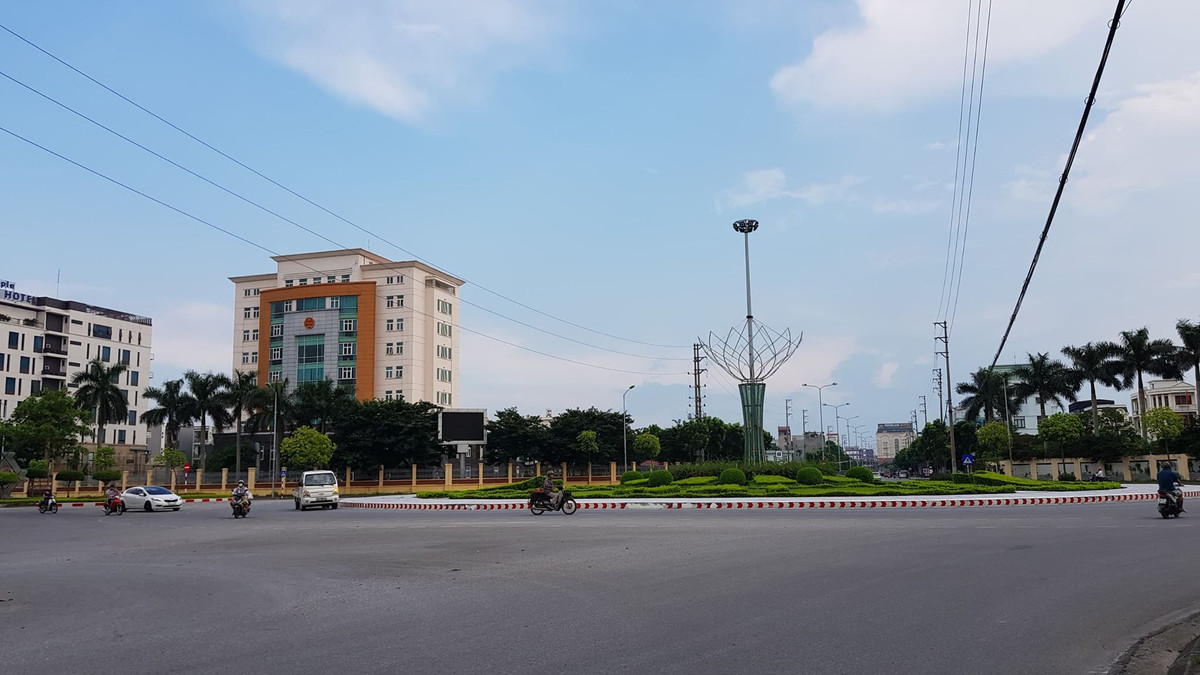 Đường phố vắng người qua lại.