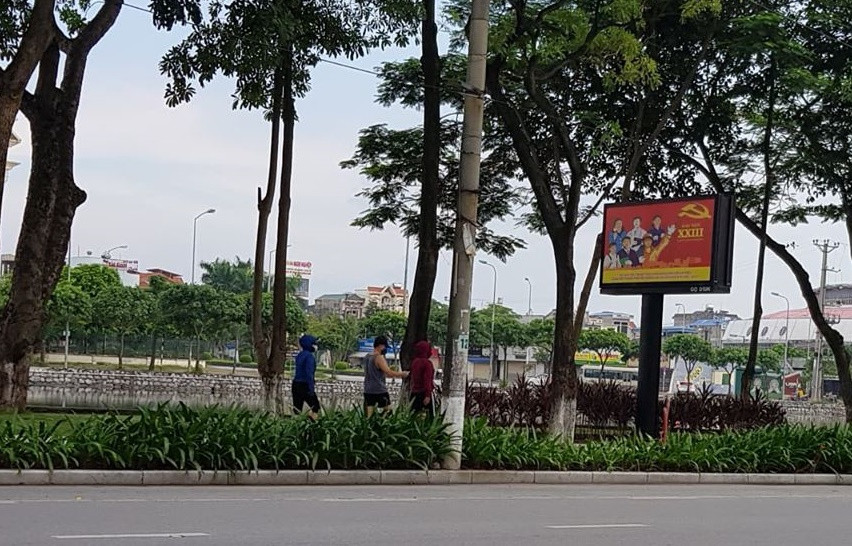 Tuy nhiên, vẫn có một số người ra ngoài đường khi không thật sự cần thiết dù thời gian qua các cơ quan chức năng đã tiến hành xử phạt hàng trăm trường hợp.