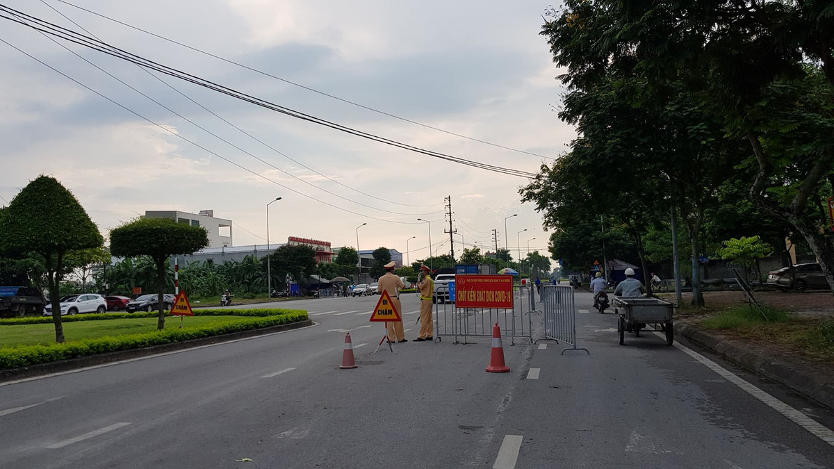 Các chốt kiểm soát vắng người qua lại.