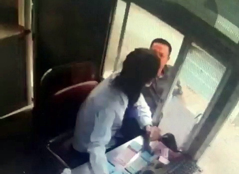 Vuot tram thu phi, danh nu nhan vien: Hanh xu con do... phat nang?