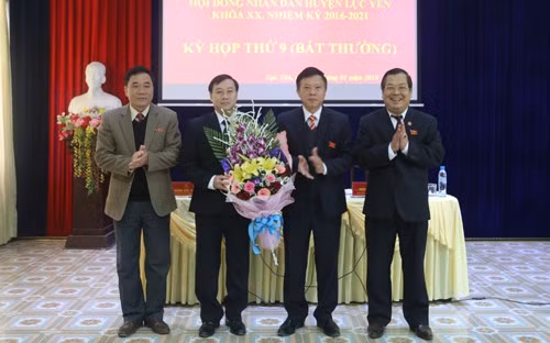 Ông Hoàng Xuân Đán tử vong khi mới giữ chức vụ Chủ tịch UBND TP Yên Bái được 4 tháng. Trước khi làm Chủ tịch UBND TP Yên Bái, ông Đán là công chức Văn phòng Tỉnh ủy Yên Bái, sau đó làm việc tại Ủy ban Kiểm tra Tỉnh ủy Yên Bái (2004 - 2010). Từ năm 2012 - 2013, ông là Phó Chánh Văn phòng Ban Chỉ đạo tỉnh Yên Bái về phòng, chống tham nhũng. Từ năm 2013 - 2019, ông là Phó Trưởng ban Nội chính Tỉnh ủy Yên Bái. Từ năm 2019 – 4/2020, ông là Phó Chủ tịch UBND huyện Lục Yên (tỉnh Yên Bái). Từ tháng 4/2020, ông Đám được HĐND TP Yên Bái bầu giữ chức Chủ tịch UBND TP Yên Bái.