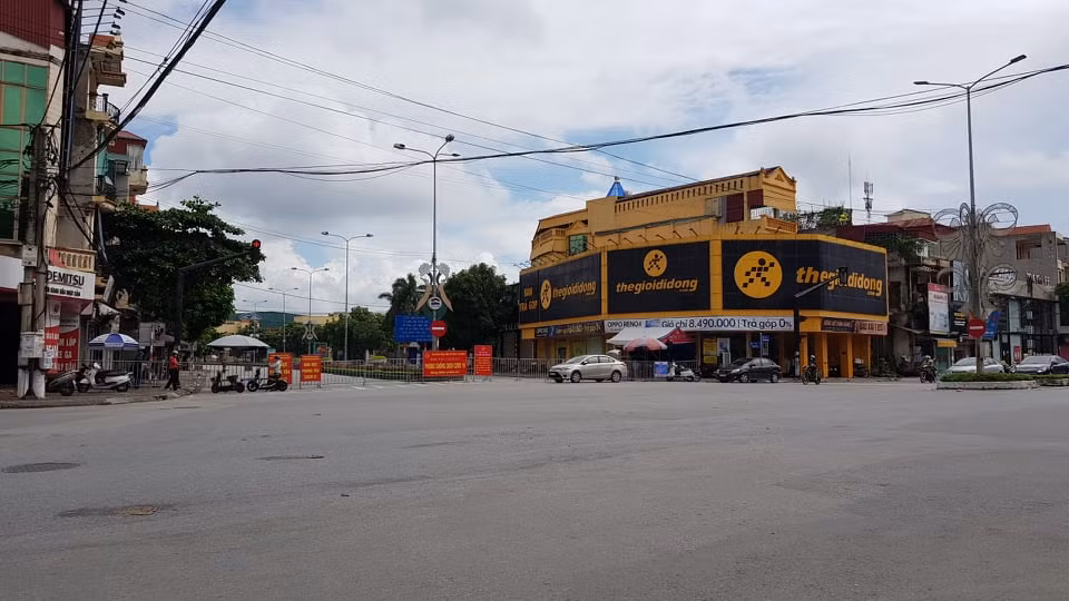 Khu phố Ngô Quyền vắng lặng.