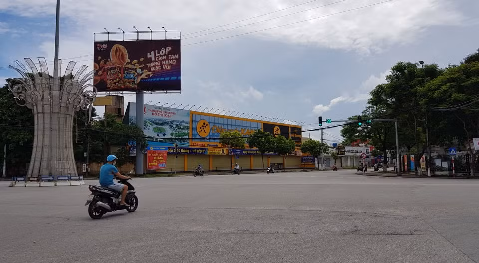 Ngã tư máy sứ cũng ít người qua lại.