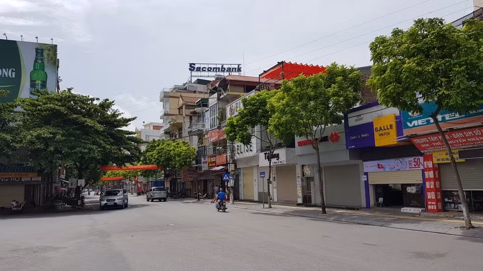 Phố Trần Hưng Đạo vốn sầm uất, nay vắng lặng vì người dân ở nhà phòng dịch COVID-19.