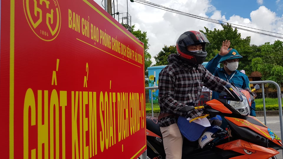 UBND tỉnh Hải Dương đã có các quyết định cách ly thành phố Hải Dương, thiết lập các vùng cách ly y tế tại các cụm dân cư có ca bệnh, đồng thời yêu cầu chính quyền các địa phương phải phối hợp ngành y tế trong rà soát, truy vết và lấy mẫu xét nghiệm các trường hợp thuộc nhóm nguy cơ nhiễm bệnh. Hải Dương cũng xác định vừa chống dịch vừa phát triển kinh tế, vì vậy chỉ thực hiện phong tỏa, cách ly khoanh vùng những nơi có nguy cơ cao để kiểm soát dịch bệnh, hạn chế đến mức thấp nhất ảnh hưởng đến đời sống và tâm lý người dân. 