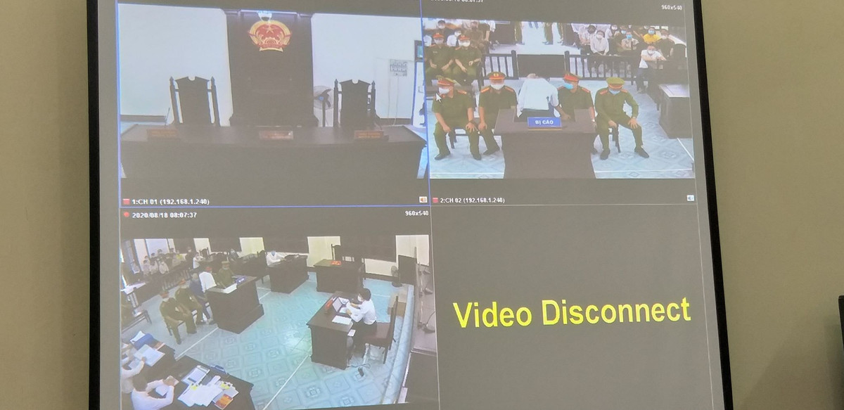 Họ được bố trí phòng tác nghiệp riêng, theo dõi phiên xét xử qua màn hình trực tiếp.