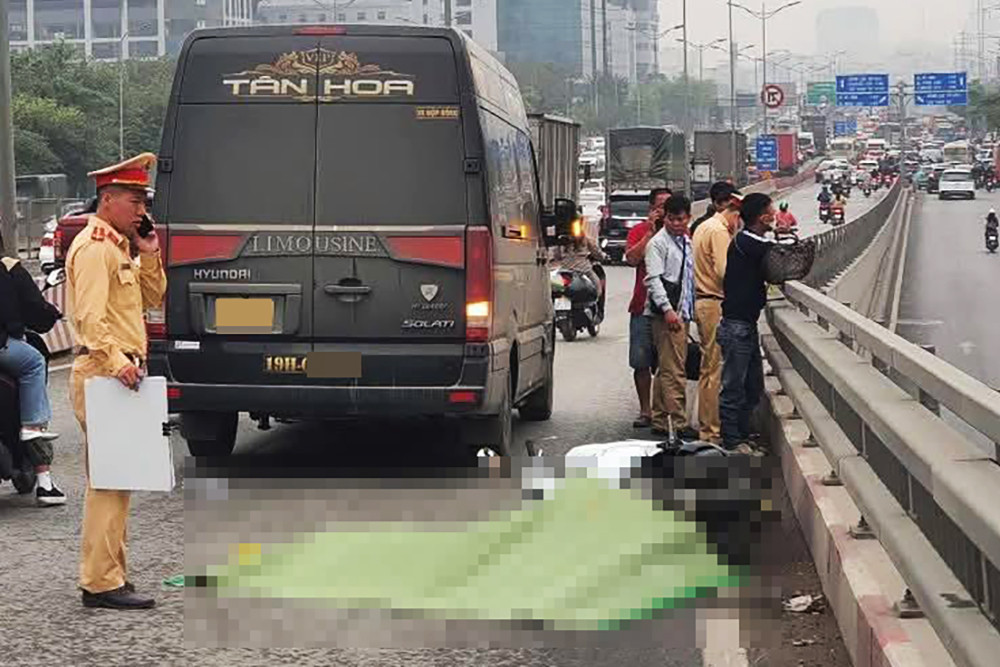 Va cham voi o to, nu tai xe xe om cong nghe tu vong