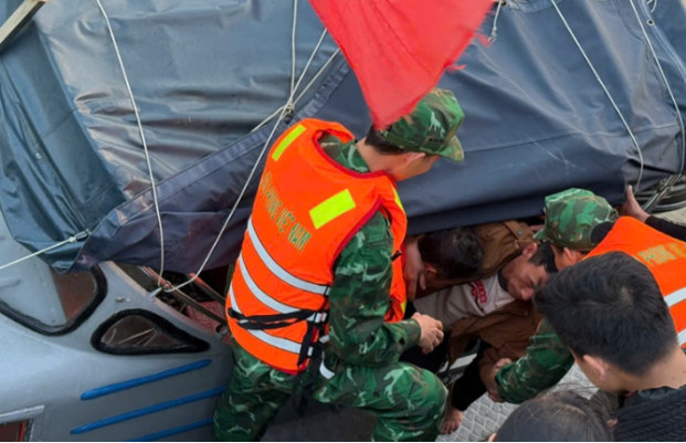 Kip thoi cuu ho mot ngu dan Thanh Hoa gap nan tren bien