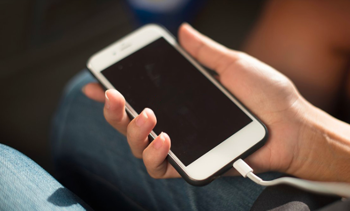 Khoảng 18h30 cùng ngày, anh L. tỉnh dậy và gọi điện cho T. thì được biết cô đang cùng Linh đi lấy hành lý. Linh cũng nói qua điện thoại: “Đang đưa T, đi nhà nghỉ.” Bực tức, anh L. yêu cầu Linh phải chở T. về ngay. Sau đó Linh tắt điện thoại của T. rồi tiếp tục đến lán công trường. Khoảng 30 phút sau, cả hai về đến khu đô thị Nam An Khánh (xã An Khánh, huyện Hoài Đức). Tại đây, thấy nơi vắng vẻ, Linh nảy sinh ý đồ xấu. (Ảnh minh họa, nguồn internet)