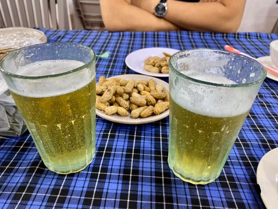 Vào khoảng 15h ngày 9/10, L. gọi điện và chở người yêu đến gặp Lê Quang Linh (SN 1988, ngụ xã Vân Sơn, huyện Triệu Sơn, tỉnh Thanh Hóa) tại quán bia trên đường Lê Quang Đạo để nhờ xin việc. Sau khi ăn uống xong, Linh chở L. và T. đến công ty người quen để phỏng vấn, và T. đã trúng tuyển. Cả ba sau đó đi ra quán vịt nướng để ăn mừng. Trong lúc ăn, anh L. hỏi mượn xe máy của Linh. (Ảnh minh họa, nguồn internet)