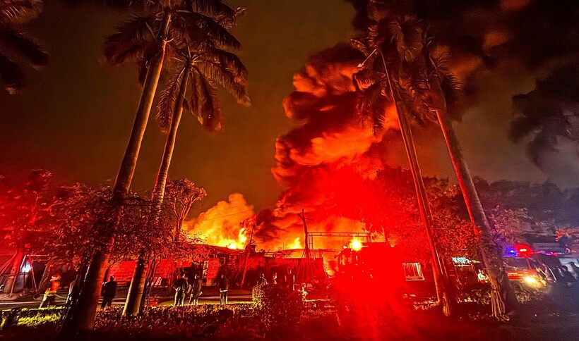 Hien truong vu chay lon tai khu nha xuong canh cay xang o Ha Noi