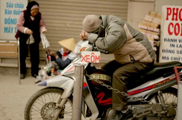 May mắn thoát khỏi nhát búa tàn ác của kẻ giết người máu lạnh, anh Q nhớ như in gương mặt tên sát nhân. Chiều 19/1/2005, tại cầu Ông Chừ, phường 1, thành phố Tuy Hoà, tỉnh Phú Yên, khi đang ngồi trên xe đợi khách như thường lệ, anh Q thấy một người đàn ông xách chiếc túi đen tiến về phía mình. Khuôn mặt lạnh, vô cảm; chiếc túi đen bí ẩn; dáng người nhỏ thó, lanh lẹ… mọi tình tiết giống hệt lấn trước. Khi người đàn ông cất giọng yêu cầu được chở đi Sông Hinh, không còn chút lấn cấn, Quá khẳng định y chính là kẻ sát hại mình 3 tháng trước. (Ảnh minh họa, nguồn internet) 