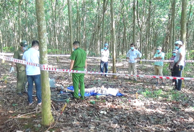 Tối 29/6/2004, ông Ngô Trung V. (SN 1965, trú tại tổ 2, khối 4, phường Tự An, thành phố Buôn Ma Thuột) cũng bị mất tích sau khi chở một người đàn ông ăn vận lịch sự. Sáng hôm sau, xác ông V. được phát hiện tại một lô cao su thuộc nông trường 30/4, phường Tự An, thành phố Buôn Ma Thuột. Nguyên nhân tử vong được xác định là do nhiều vết thương sọ, dập não nặng bị tác động bởi một vật cứng, có cạnh tác động. Toàn bộ tư trang, giấy tờ tuỳ thân, xe máy của nạn nhân đều bị lấy đi. (Ảnh minh họa, nguồn internet) 