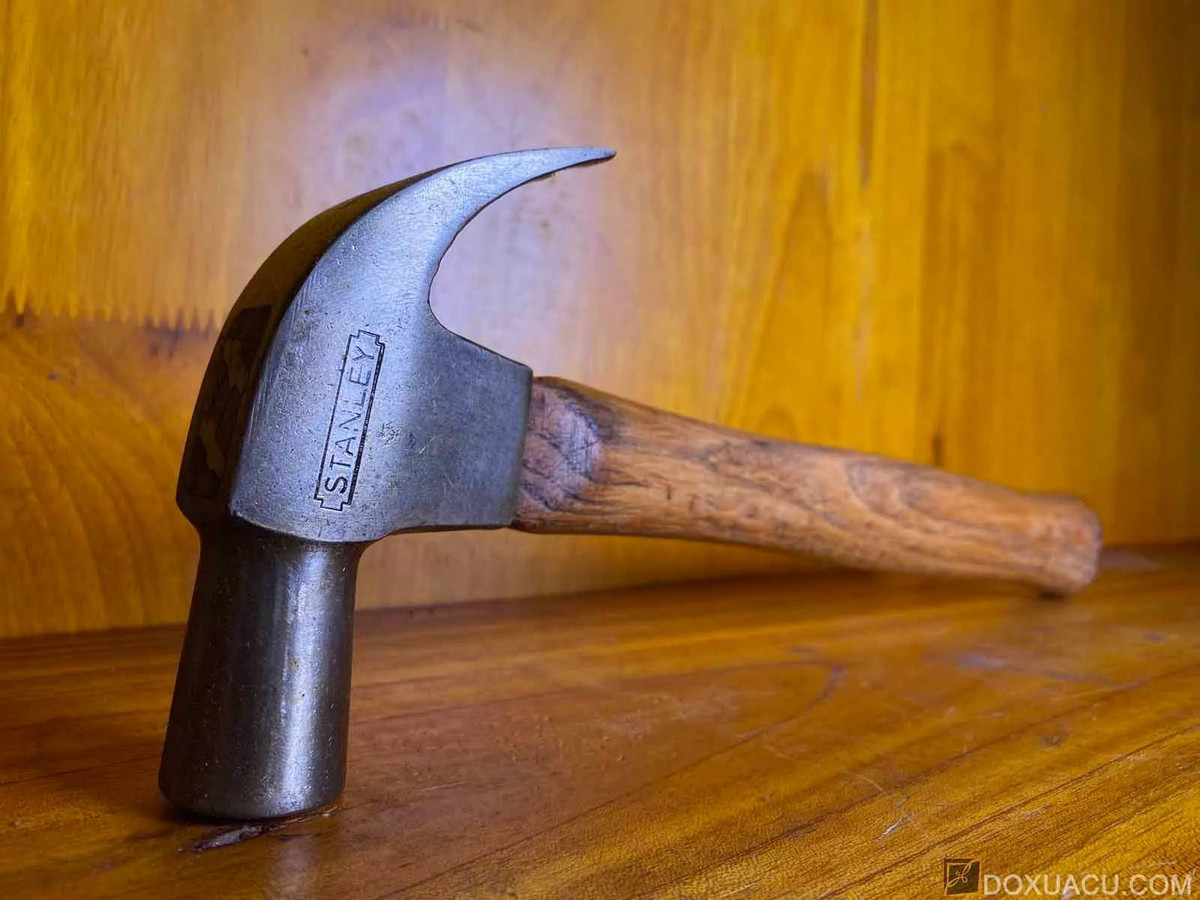 Anh Q là nạn nhân may mắn thoát chết kể lại: Hôm đó vào khoảng 8h tối, anh đang đứng đón khách ở bến cầu Đà Rằng, một người đàn ông trông dáng vẻ lịch sự, xách một chiếc túi đen tới, bảo anh chở đi Phú Thứ. Tới cánh đồng lúa thuộc thôn Mỹ Thạnh Đông, xã Hoà Phong, huyện Tuy Hoà, do đường xấu, anh Q dừng xe thì bất ngờ người đàn ông ngồi phía sau dùng búa đinh đánh mạnh vào đầu. Chiếc búa bị gãy cán, kẻ sát nhân lao vào vật anh xuống đất và dìm xuống mương nước gần đó. Q tri hô và vùng chạy ra tỉnh lộ 645 thì ngất xỉu và được đưa đi cấp cứu. Còn kẻ sát nhân đã lấy được xe và tẩu thoát. (Ảnh minh họa, nguồn internet) 