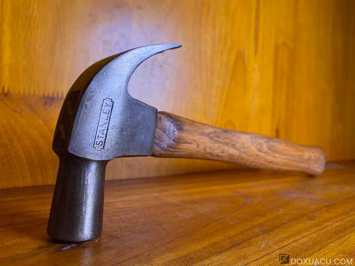 Anh Q là nạn nhân may mắn thoát chết kể lại: Hôm đó vào khoảng 8h tối, anh đang đứng đón khách ở bến cầu Đà Rằng, một người đàn ông trông dáng vẻ lịch sự, xách một chiếc túi đen tới, bảo anh chở đi Phú Thứ. Tới cánh đồng lúa thuộc thôn Mỹ Thạnh Đông, xã Hoà Phong, huyện Tuy Hoà, do đường xấu, anh Q dừng xe thì bất ngờ người đàn ông ngồi phía sau dùng búa đinh đánh mạnh vào đầu. Chiếc búa bị gãy cán, kẻ sát nhân lao vào vật anh xuống đất và dìm xuống mương nước gần đó. Q tri hô và vùng chạy ra tỉnh lộ 645 thì ngất xỉu và được đưa đi cấp cứu. Còn kẻ sát nhân đã lấy được xe và tẩu thoát. (Ảnh minh họa, nguồn internet) 