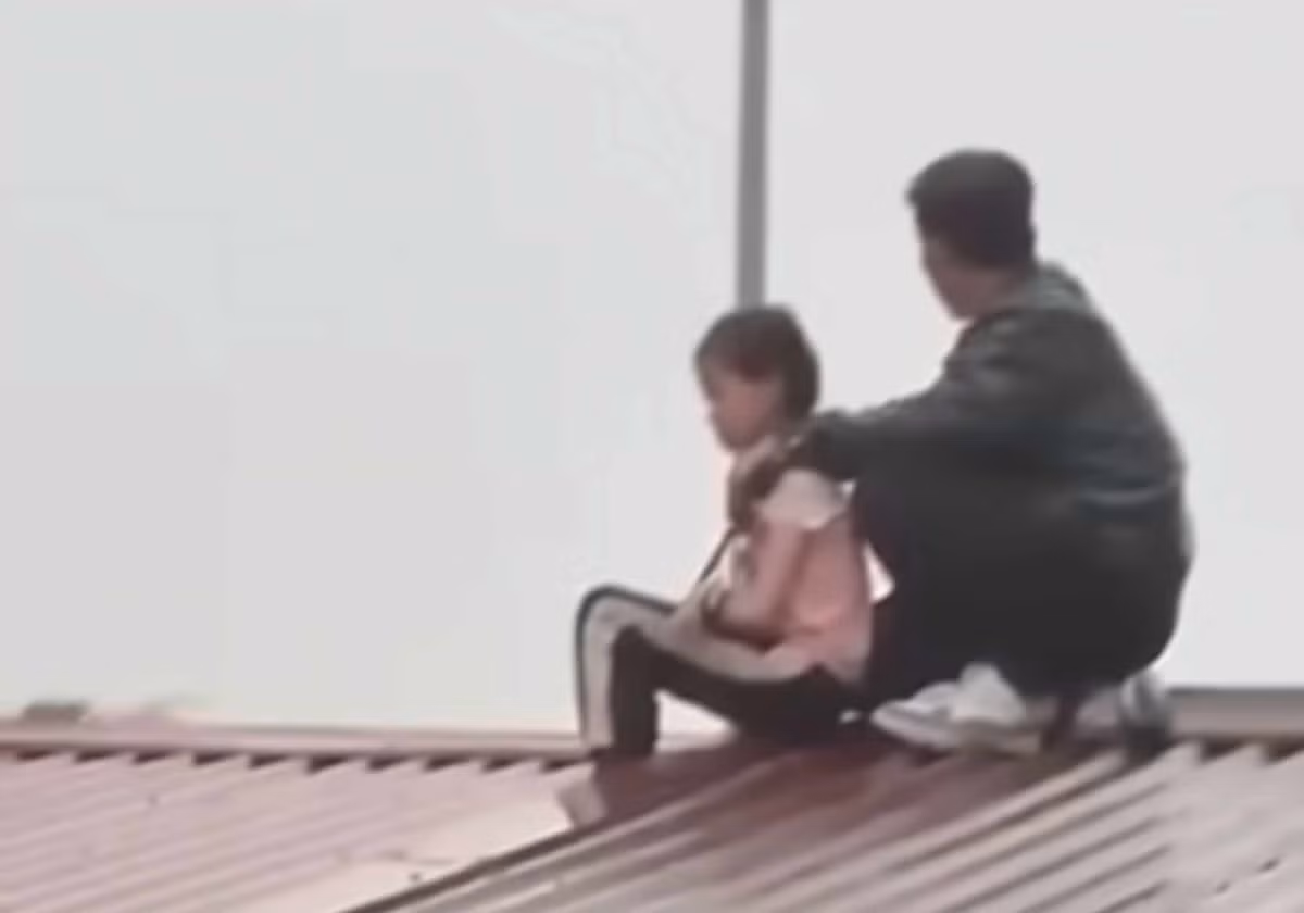 Bac Ninh: Giai cuu be gai bi ga dan ong dung dao khong che