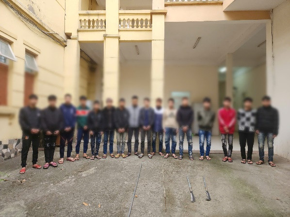 Bắt nhóm đối tượng mang hung khí, lạng lách, đánh võng trên đường Bat nhom doi tuong mang hung khi, lang lach, danh vong tren duong