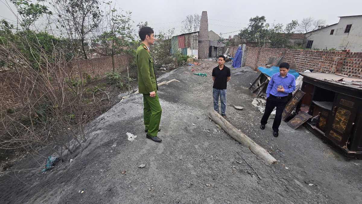 Phat hien chu lo nau nhom do gan 123 tan xi ra moi truong